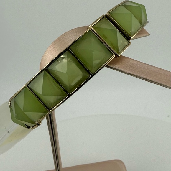 NWT Green Faceted Stone Stretch Bracelet in Gold-Tone Setting - Picture 6 of 9